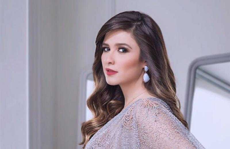 ياسمين عبدالعزيز تشوق جمهورها لضرب نار