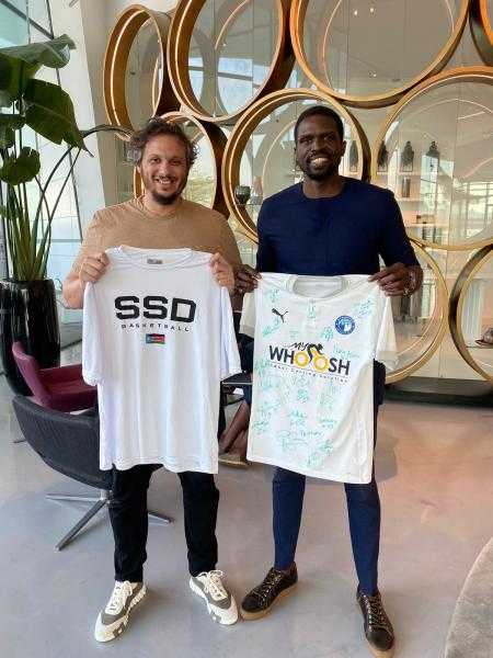 رئيس ”بيراميدز” يلتقي بأسطورة كرة السلة الأمريكي لول دينج بأبوظبي