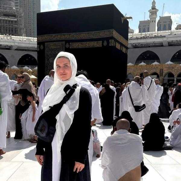 «تؤدي مناسك العمرة».. هنا شيحة تشارك جمهورها بصورة من أمام الكعبة