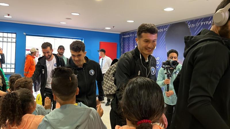 بيراميدز يصل استاد الدفاع الجوي لمواجهة الزمالك