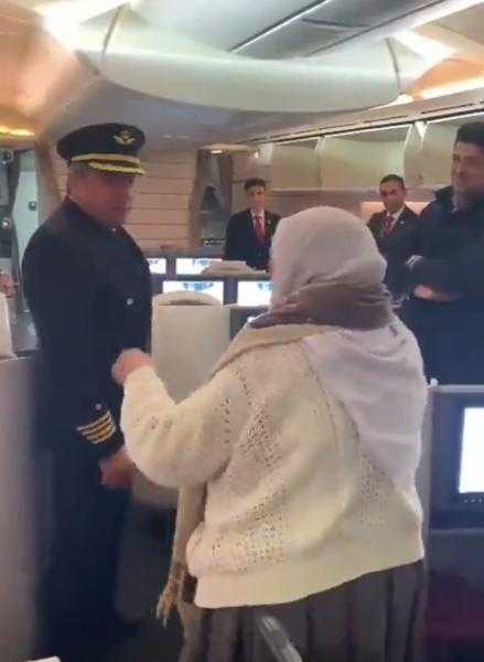 شاهد.. رد فعل قائد طائرة على طلب غريب من سيدة فلسطينية