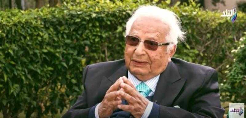 أحمد عكاشة: مرسي استئصل الفص الأمامي بالمخ الخاص بالتفكير واتخاذ القرار  - فيديو