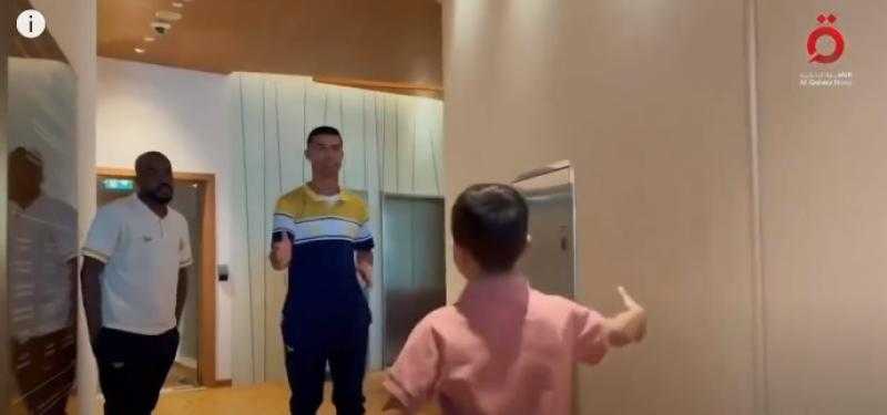 شاهد .. رونالدو يُحقق أمنية طفل سوري كان يسعى لمقابلته - فيديو