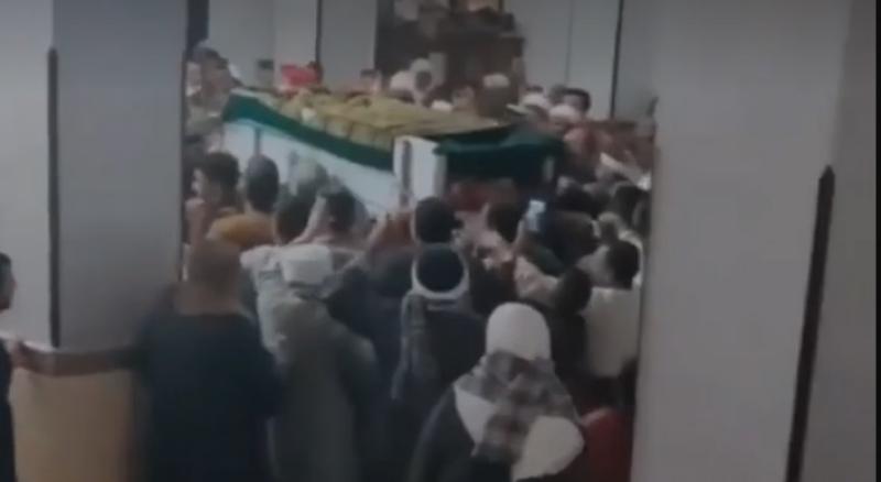 نعش يرفض الخروج من المسجد