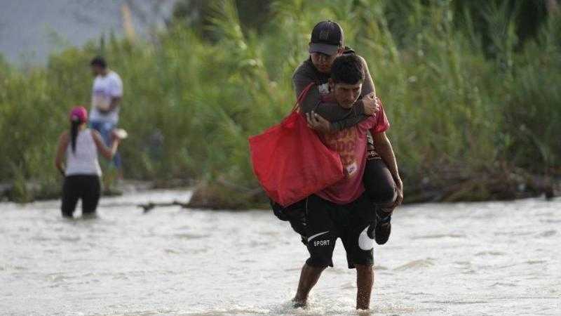 شاهد.. فرار 40 ألف شخص من منازلهم بسبب الفيضانات في ماليزيا