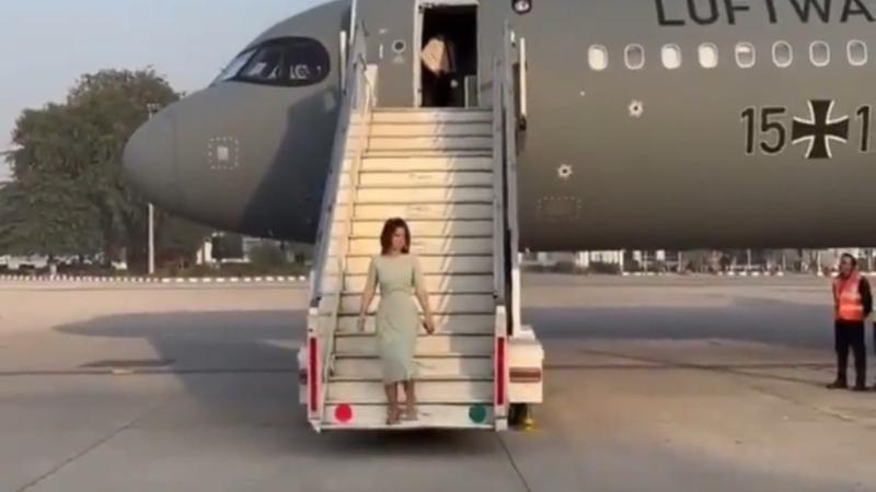 موقف محرج للغاية.. وزيرة الخارجية الألمانية تتفاجأ بعدم وجود أحد لاستقبالها بمطار نيودلهي