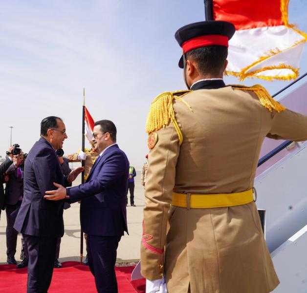 شاهد.. لحظة وصول رئيس الوزراء العراقي مطار القاهرة