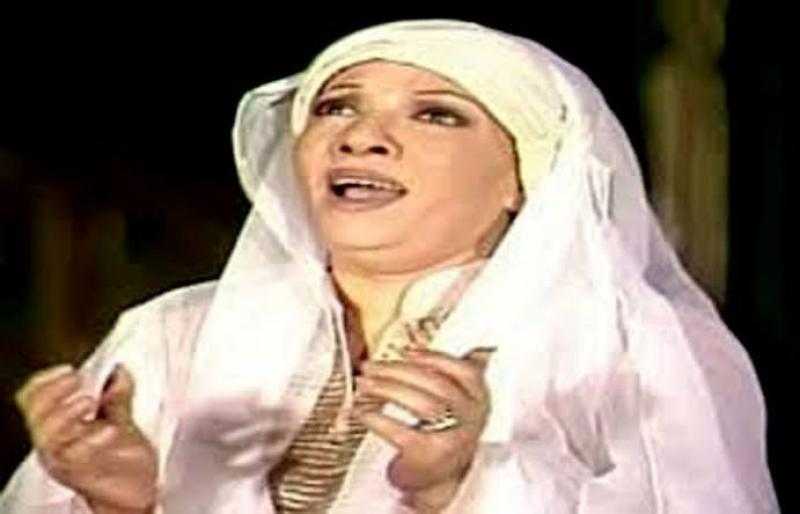 بدء صلاة الجنازة على جثمان الراحلة شريفة فاضل