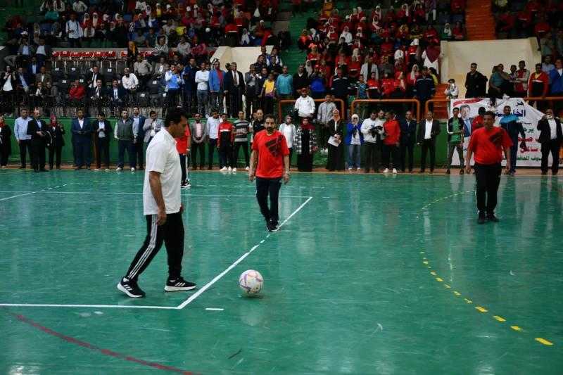 وزير الرياضة يختتم زيارته لمحافظة الوادي الجديد ويشارك في مباراة استعراضية لكرة القدم مع قدامى اللاعبين