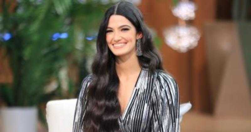 إطلالة مميزة بالأبيض والأسود.. تارا عماد في أحدث ظهور