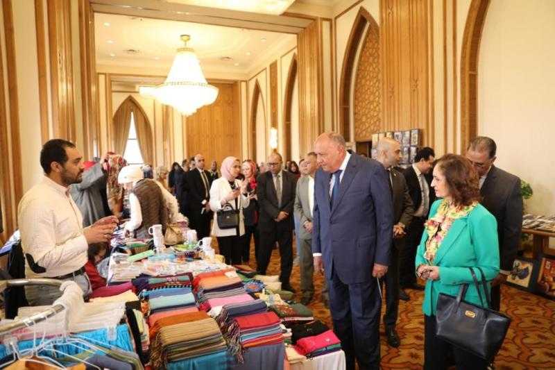 وزير الخارجية يفتتح المعرض العاشر للمنتجات المصرية والتراثية ”اشتري مصري”