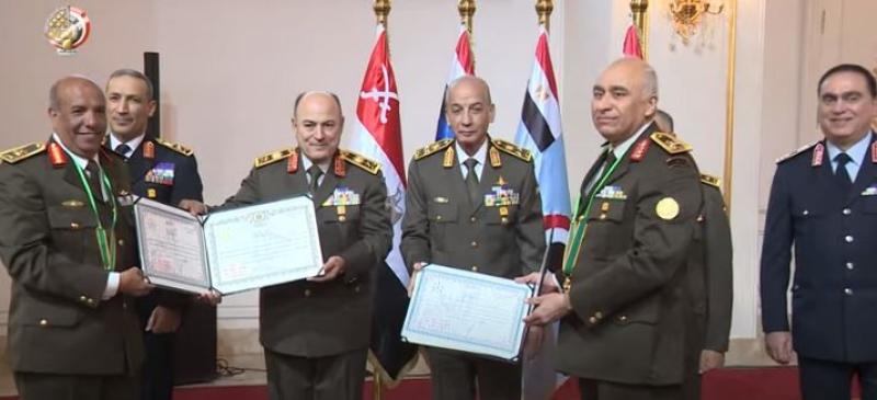 وزير الدفاع يكرم قادة القوات المسلحة المحالين للتقاعد.. «فيديو»