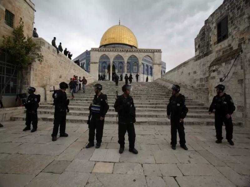 شاهد.. قوات الاحتلال تُغلق المسجد الأقصى في وجه الفلسطينيين