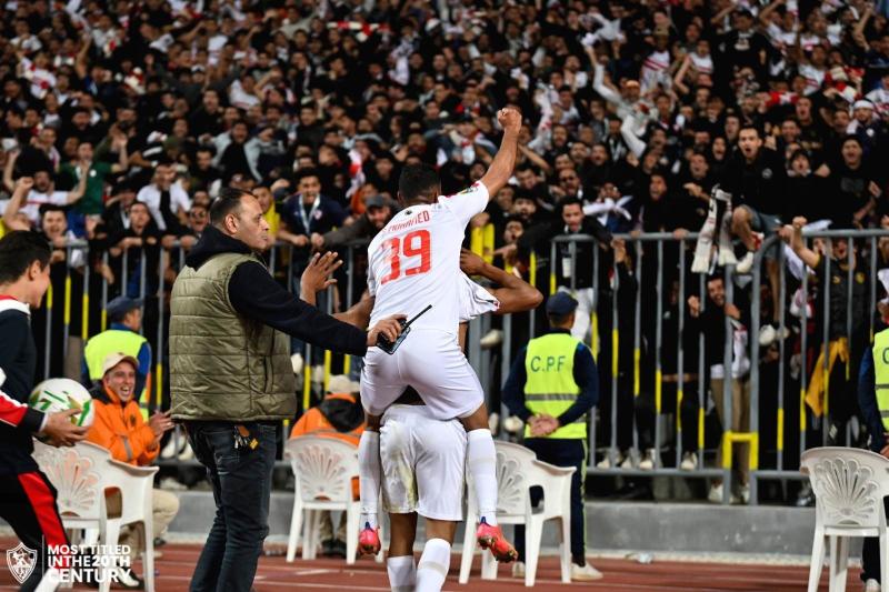 لاعبو الزمالك يحتفلون مع الجماهير بعد الفوز على الترجي في دوري أبطال إفريقيا