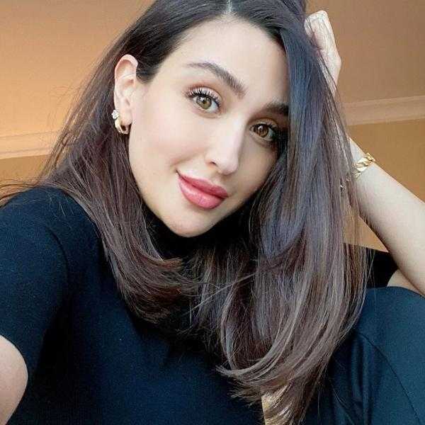 إطلالة ناعمة لجيسي عبدو بفستان مكشوف