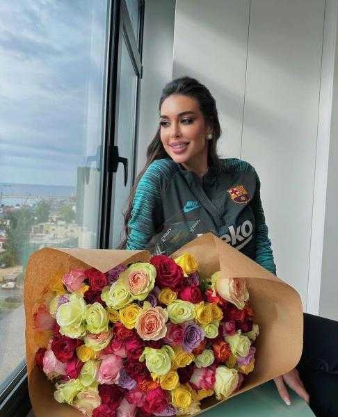 إطلالة ساحرة للفنانة ياسمين صبري أمام بوكيه ورد كبير