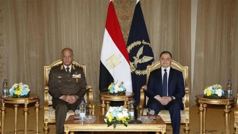وزير الداخلية يهنئ وزير الدفاع بمناسبة يوم الشهيد