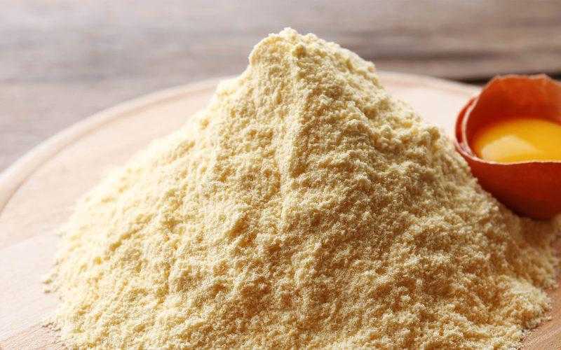 أسعار البيض البودرة وسبب اختلافه عن العادي.. فيديو