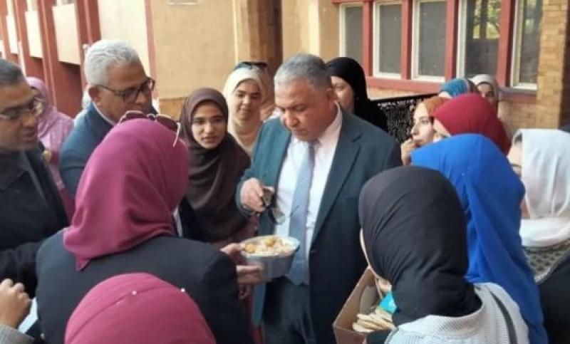 نائب رئيس جامعة الأزهر يتفقد المدينة الجامعية للطالبات