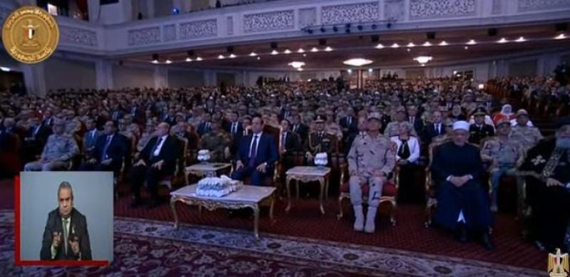 السيسي يشاهد فيلما تسجيليا لرموز خالدة من الشهداء.. «فيديو»
