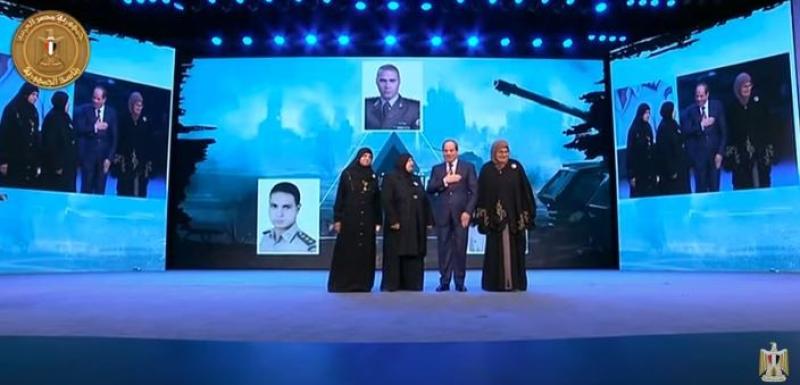 صورة تذكارية للسيسي مع أمهات شهداء ”مثلث القيادة”