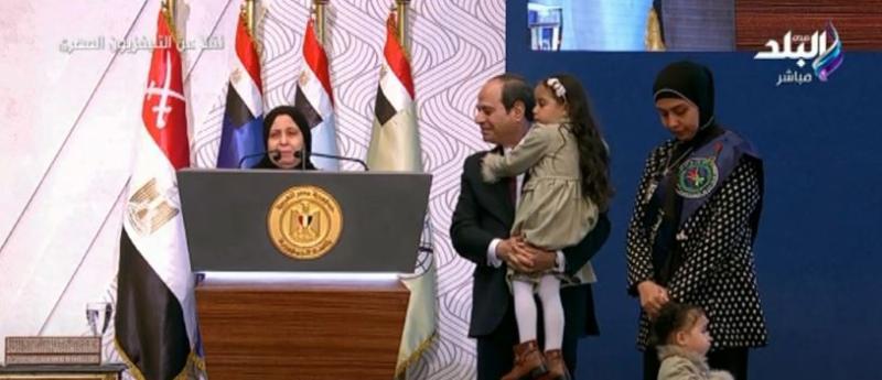 والدة شهيد للسيسي: «ربنا يبارك في عمرك ويخليك ذخر وفخر لينا».. فيديو