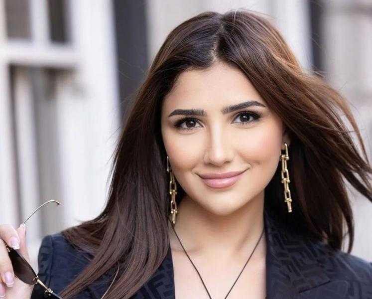 مي عمر تخطف الأنظار بفستان أسود أنيق