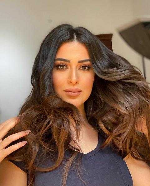 ميرنا نور الدين بمكياج صاخب وإطلالة أنيقة