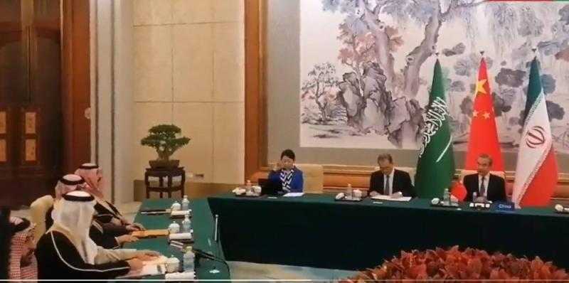 شاهد.. لحظة توقيع اتفاقية عودة العلاقات السعودية الإيرانية