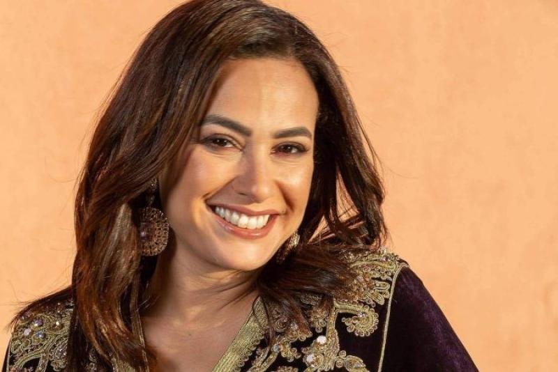 هند صبري تخطف الأنظار بفستان مكشوف