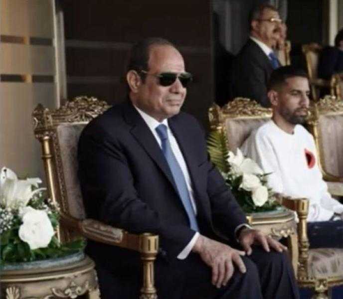 السيسي يصافح مؤمن زكريا في نهائي كابيتانو مصر