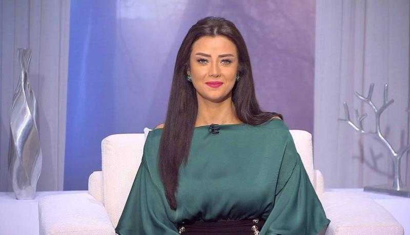 رضوى الشربيني عن سجود زوجة حسن شاكوش: «مشوفناش ده قبل كده وميصحش».. فيديو
