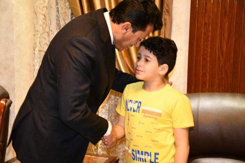 وزير الرياضة يكرم الطفل بلال نجل الشهيد المقدم محمد جمال الأكشر