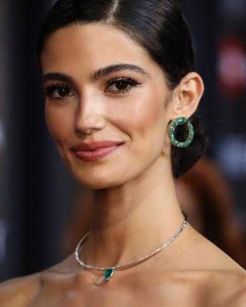 تارا عماد بإطلالة ناعمة بالأبيض والأسود