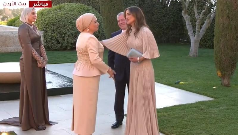 شاهد.. لحظة وصول إنتصار السيسي وابنتها آية لحضور حفل زفاف الأميرة إيمان