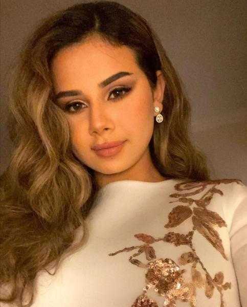 إطلالة ناعمة للفنانة منة عرفة داخل سيارتها