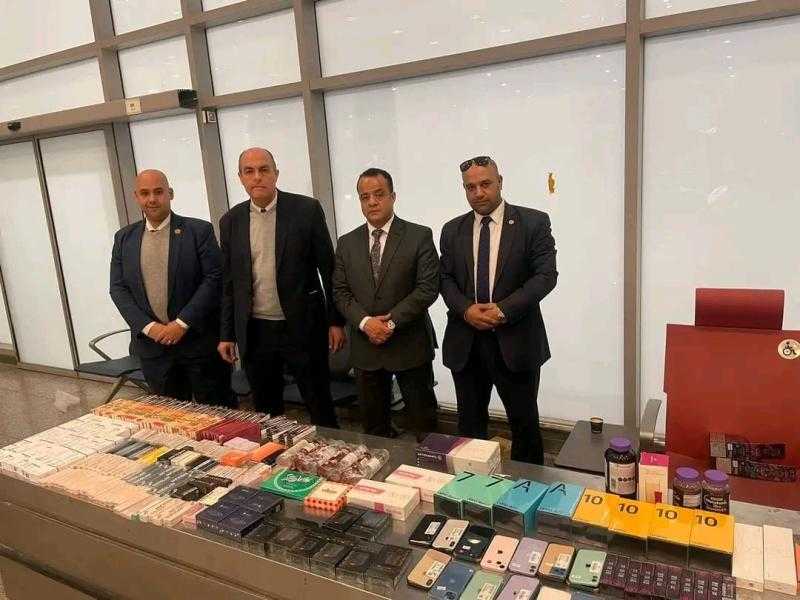 جمارك مطار القاهرة تضبط تهريب عدد من الهواتف المحمولة ومستحضرات التجميل