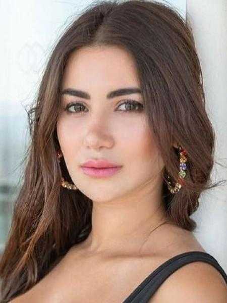 هدى الإتربي بإطلالة بسيطة من داخل سيارتها برفقة كلبها