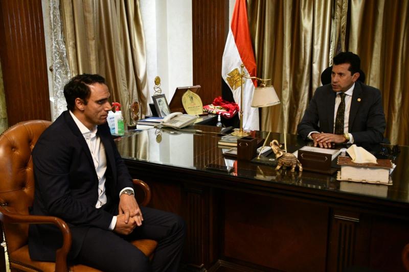 وزير الرياضة يلتقي نائب رئيس الاتحاد الدولي الاسكواش 
