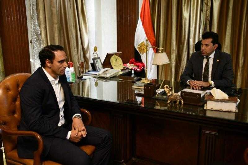 وزير الرياضة يلتقي نائب رئيس الاتحاد الدولي للإسكواش