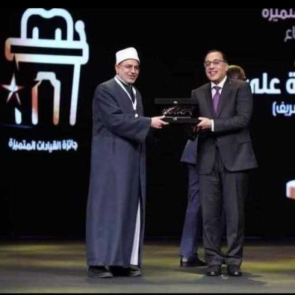 مدبولي يكرم سلامة داود لفوزه بجائزة القيادات المتميزة عن فترة رئاسته لقطاع المعاهد الأزهرية