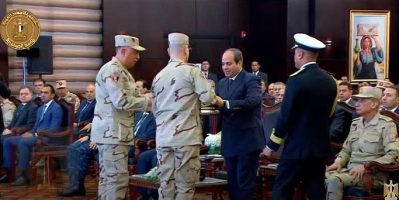 السيسي يتسلم هدية تذكارية خلال افتتاحه مجمع الأسمدة الأزوتية بالعين السخنة