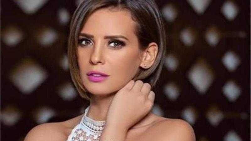 إيمان العاصي تخطف الأنظار بإطلالة طبيعية