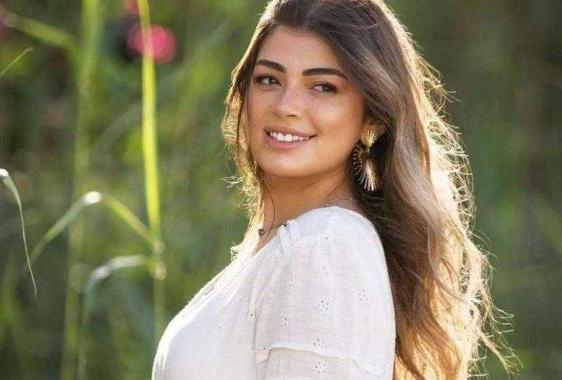 بشعر ذهبي.. ليلى أحمد زاهر تشارك جمهورها اللوك الجديد