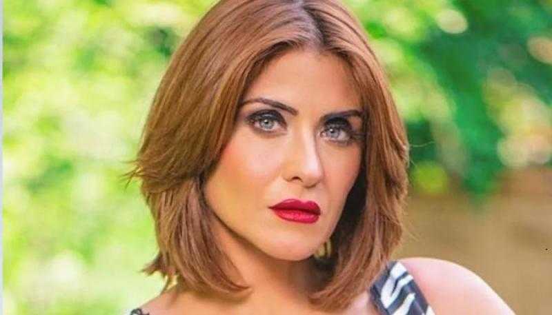 هيدي كرم تخطف الأنظار بفستان مكشوف الصدر