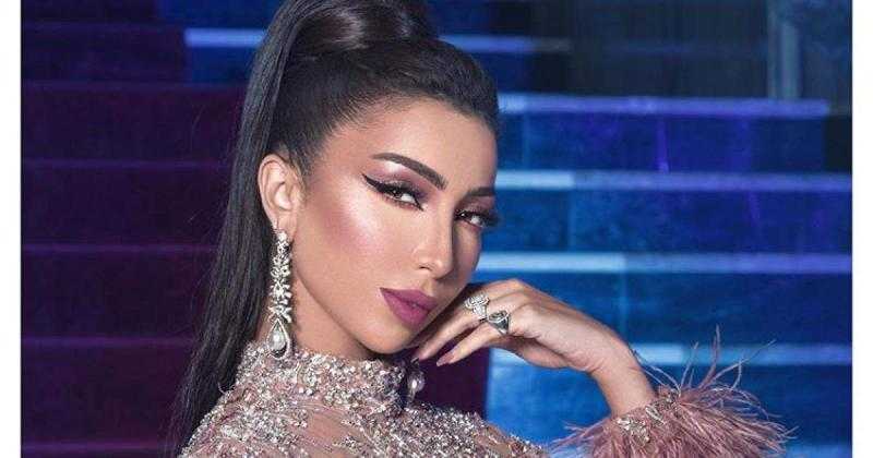 دنيا بطمة تستعرض رشاقتها بإطلالة جريئة