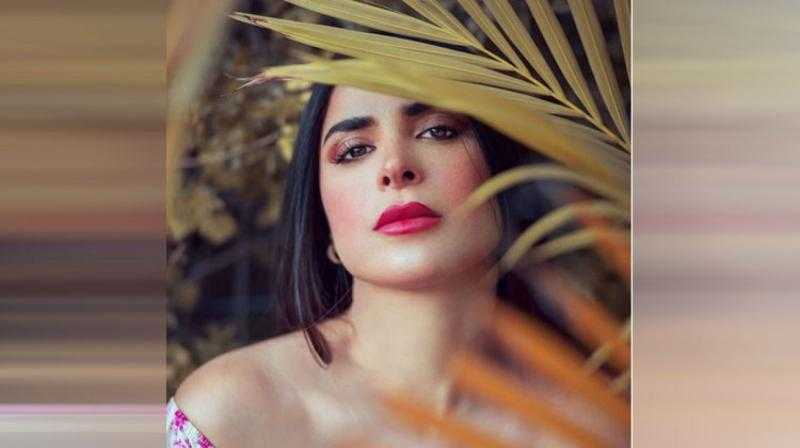 نورهان منصور تستغرض لياقتها وهي تمارس التمارين الرياضية