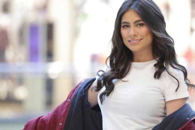 هاجر أحمد بإطلالة رومانسية برفقة زوجها من داخل سيارتها