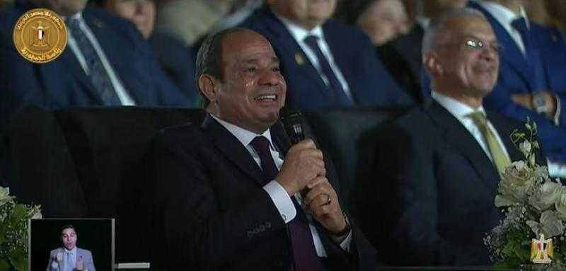 شاهد.. طفلة تخطف أنظار الرئيس السيسي باحتفالية «كتف في كتف»