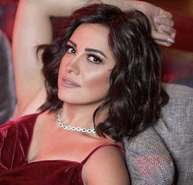 ريهام عبدالغفور تخطف الأنظار بفستان أزرق أنيق